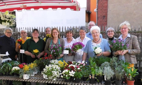 Die Ehrenamtlichen des Gärtnermuseums und Beate Pieper (5. v. l.) empfingen die Gäste mit bunten und farbenfrohen Frühjahrsblühern. Foto: Andreas Meißler
