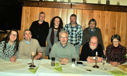 Mitglieder der Veltheimer Amphibienschutzgruppe trafen sich zur Besprechung im 
Veltheimer Lindenhof: v.l. vorn: Gudrun Beckner, Lutz Borrmann, Heinz Künne, Helmut Dorfmann, Barbara Schulz, 2. Reihe v.l.: Carsten Pohl, Bettina Bohr, Achim Limburg und Diethelm Krause-Hotopp. Foto: privat