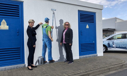 Station in der Schweigerstraße, rechts Vera Steiner (kaufmännische Geschäftsführerin) links Kerstin Hecker (Marketingleiterin). Fotos: Stadtwerke Wolfenbüttel