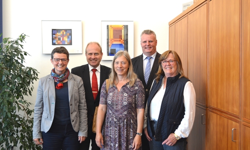 Vertreter der LEB mit dem Landrat: Elke Niederstraßer (von links), Gerhard Radeck, Susanne Proetzel, Volker Meier, Brigitte Kamrath. Foto: LEB