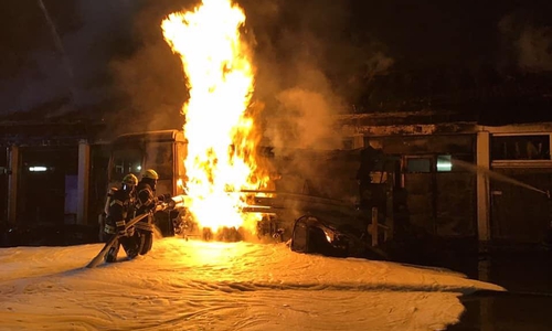 Der LKW stand bei Ankunft der Feuerwehr in Vollbrand. Foto: Freiwillige Feuerwehr Braunlage