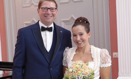 Nadine und Marco Kelb nach ihrer standesamtlichen Trauung im Rittersaal des Sickter Herrenhauses. Foto: privat