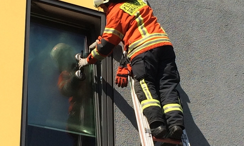 Mit Spezialwerkzeug konnte die Feuerwehr der Mutter helfen. Symbolfoto: Feuerwehr Braunschweig
