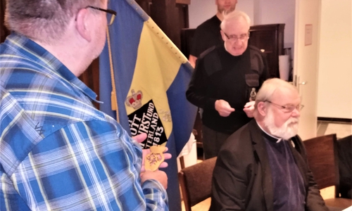 Präsentation der Fahne und Übergabe der Fahnenspitze durch Albert Rauhe (2. v. l.) an den Ersten Vorsitzenden Thomas Musahl (l.). Foto: Privat