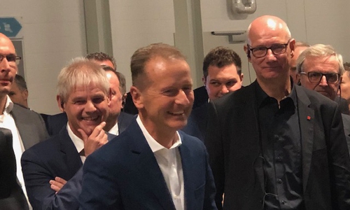 OB Klingebiel, Vorstand Diess, Betriebsrat Windmüller (v.l.n.r.) heute bei der Eröffnung des CoE im VW-Werk Salzgitter. Foto: Stadt Salzgitter 