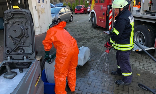 Die ausgelaufene Säure wurde von der Feuerwehr verdünnt, aufgenommen und in Behälter umgefüllt. Fotos: Feuerwehr Grasleben