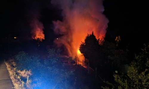Zwei Gartenlauben standen in Vollbrand. Fotos: Feuerwehr Helmstedt