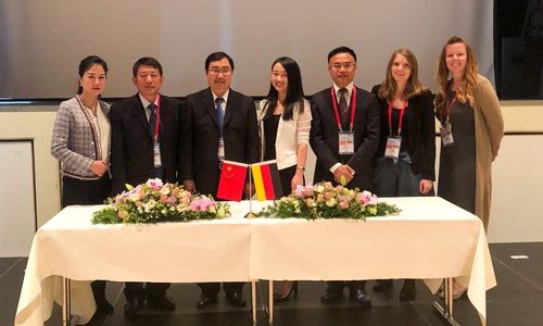 Account Manager China an der WelfenAkademie Frau Dr. Qunfang Luo (Mitte) besuchte kürzlich die Investitionsförderungskonferenz der Regierung Hebei Shijiazhuang.