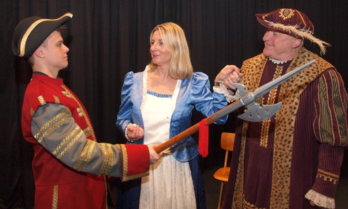 Schlosshauptmann (Jonas Plinke) mit der Königin (Heike Löffler-Schrimpf) und dem König (Wolfgang Bessert). Foto: kleine bühne Wolfenbüttel e. V.
