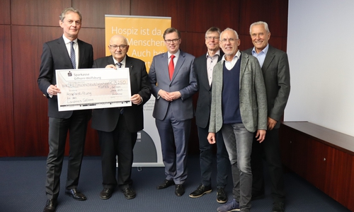 Gerhard Döpkens (v.l.), Vorsitzender des Vorstandes der Sparkasse Gifhorn-Wolfsburg, überreichte Alexander Michel, Vorstandsvorsitzender der Hospizstiftung, den symbolischen Scheck. Landrat Dr. Andreas Ebel sowie die Vorstandsmitglieder der Hospizstiftung Klaus Gehlfuß, Jörg Dreyer und Reinhard Jung freuten sich über den hohen Erlös der Aktion „sauberer Landkreis“. Foto: Sparkasse Gifhorn-Wolfsburg
