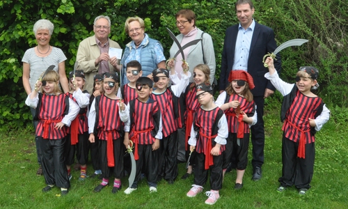 Die Kinder des Integrationskindergarten "Löwenzahn" freuen sich über die Spende des Kiwanis-Clubs. Von links nach rechts: Anke Bach (Leiterin des Kindergartens), Klaus Bätcke (Vorsitzender der Lebenshilfe), Inge Nicolaus, Almuth Ottmer (beide Kiwanis-Club) und Bernd Schauder (Geschäftsführer der Lebenshilfe). Foto: Lebenshilfe Wolfenbüttel-Helmstedt