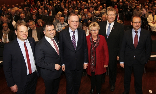 Christoph Bratmann,Mdl, Dr. Christos Pantazis, MdL, Stephan Weil Ministerpräsident, Annegret Ihbe, Bürgermeisterin, Peter Bachmann, Landtagsviezepräsident und Oberbürgermeister Ulrich Markurth (von links). Foto: Siegfried Nickel