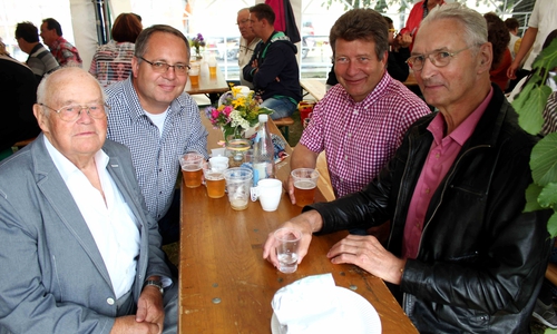 Roklums Ehrenbürgermeister Dieter Schiephacke und Harry Wäterling (links) von der bekannten Roklumer Firma für Forst-, Garten- und Kommunaltechnik führten mit Bernd Schliephacke und dem Veltheimer Ehrenbürger Jürgen Junker (rechts) nette Gespräche.
Foto: privat