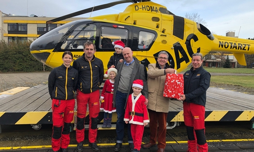 Die Besatzung des Rettungshubschraubers Christoph 30 kehrte gerade von Einsätzen in Zilly bei Halberstadt und in Sickte zurück, als Bürgermeister Thomas Pink sie überraschte: Notärztin Janine Greff, Pilot Jörg Riechert, Dr. Tobias Jüttner mit seinen drei Weihnachtswichteln, Thomas Pink und Notfallsanitäter Daniel Tudyka. Fotos: Marc Angerstein