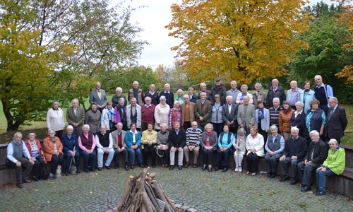 Die Delegierten der Landsmannschaft Schlesien in Duderstadt. Landesvorsitzender Helmut Sauer (11.v.li) Wolfenbüttelsprecher Georg Hattwig ( 2. Reihe 10.v.r.-), daneben Dieter Lorenz, vor dem Jugendgästehaus. Foto: Privat