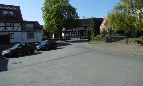 Der Straßenbereich der Dorfmitte wartet auf seine Neugestaltung. Foto: Stadt Goslar