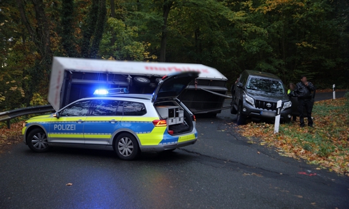 Mittlerweile wurde der Hänger wieder aufgerichtet. Foto: Rudolf Karliczek