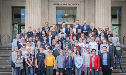Die Schülerinnen und Schüler zu Besuch im Landtag. Foto: SPD