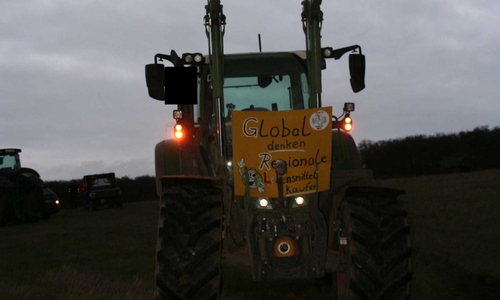 Die Landwirte versuchen auf ihre Belange aufmerksam zu machen und mit den Bewohnern ins Gespräch zu kommen. Fotos: Tobias Ahrens