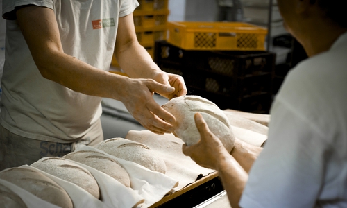 Wer eine Lehre in einer Bäckerei macht, kann sich über mehr Geld freuen – die Ausbildungsvergütungen steigen in der gesamten Branche. Für etliche Azubis gibt es rückwirkend ab September 2018 einen Nachschlag. Foto: NGG