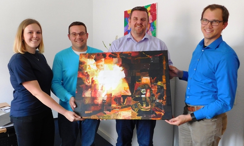 Marlene und Adrian Nabereit von der Jugendfeuerwehr Flechtorf und Gemeindejugendfeuerwehrwart Matthias Klein überreichten Gemeindebürgermeister Andreas Busch (2.v.r.) das besondere Kunstwerk für sein Büro. Foto: Gemeinde Lehre