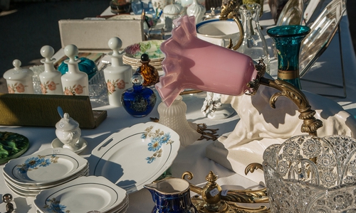 Stöbern beim jährlichen Familien-Flohmarkt. Symbolfoto: Pixabay