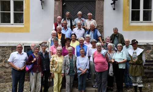 Mitglieder und Freunde des Gärtnermuseums im Innenhof des Herzberger Schlosses. Der Museumsführer (r.) empfing die Gruppe. Foto: privat