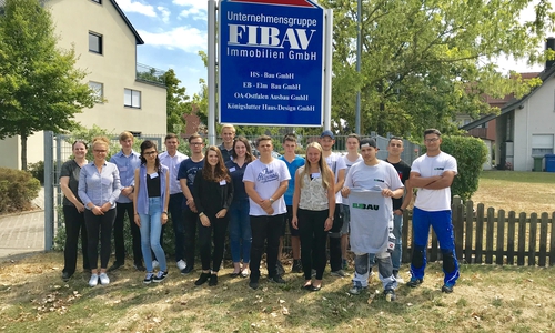 Personalleiterin Astrid Schöffel (links) und die neue Auszubildenden der FIBAV Unternehmensgruppe. Foto: FIBAV