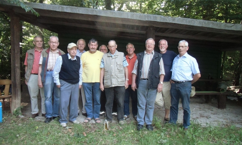 Die Altersabteilung der Sickter Feuerwehr auf  Treckerfahrt. Im Bild vor der Jagdhütte (v.li) Heino Bormann , Dieter Lorenz, Günther Hoyer, Helmut Jacobs, Hans-Henning Gruber, Wolfgang Köchy, Günter Kornekauer, Reinhold Ziegenbein, Albert Linne, Ronald Brütsch und Hans-Otto Lüer.  Nicht im Bild Günter Bosse und Otto Bartels. Foto: Privat