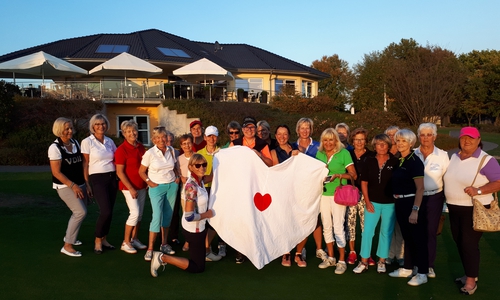 Die Golf Damen sammelten eine großzügige Spende. Foto: Klinikum Wolfsburg