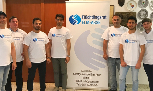 Einige Vertreter des Flüchtlingsrates, mit Ehrenamtlichen bei der Übergabe der Werbematerialien. Foto: Samtgemeinde Elm-Asse