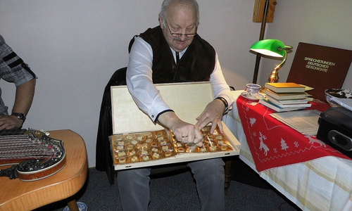 Jochen Buchholz mit Königsberger Marzipan. Foto: Förderkreis Heimathaus Alte Mühle e.V.

