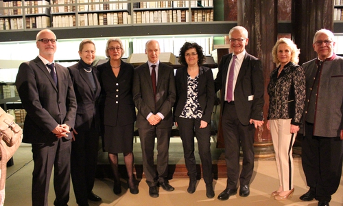 Verabschiedung des HAB Direktors Helwig Schmidt-Glintzer. Von links:  Professor Dr. Dirk Niefanger, Professor Dr. Ulrike Beisiegel, Professor Dr. Luise Schorn-Schütte, Dr. Thomas Stäcker, Gabriele Heinen-Kljajic, Helwig Schmidt-Glintzer, Katrin Rühland und Dr. Ulf Kapahnke. Foto: Max Förster