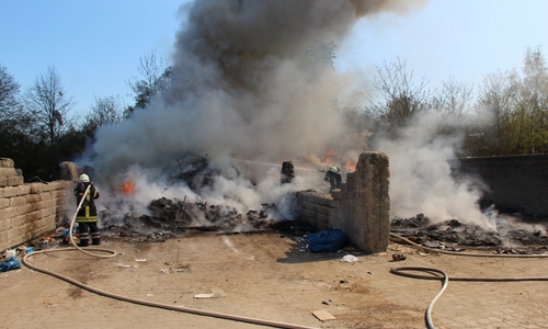 Über dem Recyclinghof zwischen Grauhof und Hahndorf stieg gegen 14 Uhr eine schwarze Wolke auf. Große Mengen Rest- beziehungsweise Sperrmüll gerieten in Brand. Foto: Feuerwehr