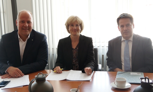 Die Jury bestehend aus 
Carsten Graf, Vorstandssprecher der PSD Bank Braunschweig eG
Ina Lobitz, Leiterin Innenrevision, PSD Bank Braunschweig
Martin Albinus, Fachbereichsleiter für Kinder, Jugend und Familie der Stadt BS.
Jurymitglied, aber nicht persönlich anwesend:
Alexandra Kulyk, Niedersächsische Landesschulbehörde,
Anna K. Waiblinger, Assistentin der Chefredaktion der Braunschweiger Zeitung
Foto: Markus Siemens, Leiter Marketing, PSD Bank Braunschweig eG Foto: PSD Bank