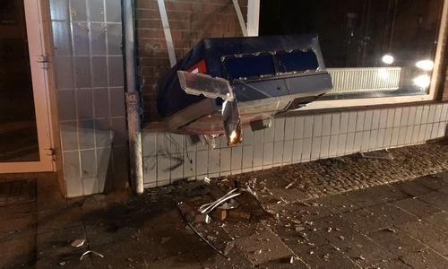 Nach der Explosion musste die Feuerwehr den qualmenden Automaten vorsorglich löschen. Foto: Feuerwehr Helmstedt