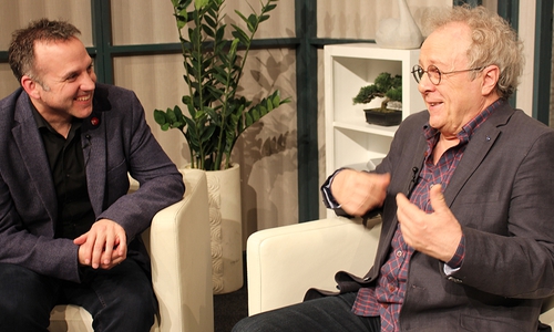 Der neue Regions-Talk im Bühnenbild von ”Halbgott in Nöten”: regionalHeute.de-Redakteur André Ehlers und der Schauspieler Kalle Pohl. Videos: Nadine Munski-Scholz.