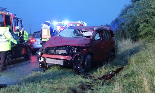 Der Neuwagen aus München ist nur noch Schrott. Fotos: Rudolf Karliczek