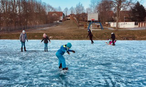 Die freiwillige Feuerwehr sorgte für eine temporäre Eisfläche. Foto: privat