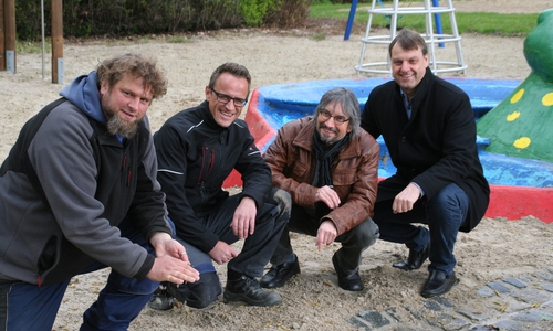 Badleiter Kay Renz, Bauleiter Robert Schäfer, Dr. Diethelm Krause-Hotopp (Freundeskreis) und Bürgermeister Detlef Kaatz begutachten den neuen Wasserlauf am „Hemki“. Foto: Freundeskreis Freibad am Elm 