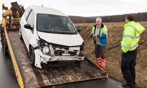 Das Auto der jungen Frau wurde bei dem Unfall stark beschädigt. Foto: Rudolf Karliczek