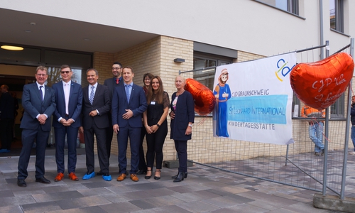 Von links: Uwe Klaue, Dirk Gähle, Kirk Chamberlain, Oliver Stier und Anke Schulz (alle CJD) sowie Ulrich Markurth (Mitte) und Erika Borek bei der Kita-Eröffnung. Foto: CJD Braunschweig, Salzgitter und Wolfsburg