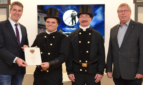 Dr. Oliver Junk (von links) überreicht Marc Rogoß seine Bestallungsurkunde. Es gratulieren Lars Benedix und Erster Stadtrat Burkhard Siebert. Foto: Stadt Goslar