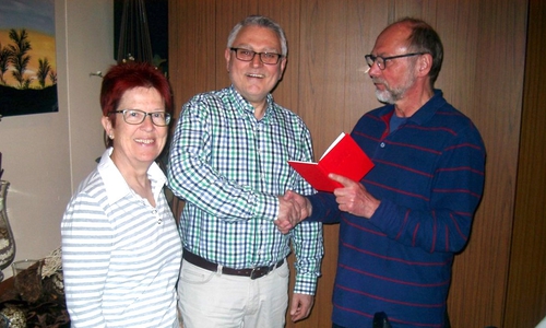 Neumitglied Bernd Kühling (Mitte) freut sich, sein Parteibuch der SPD von Paul Arzberger  vom  Ortsverein Weiße Schanze/Auguststadt überreicht zu bekommen. Foto: privat