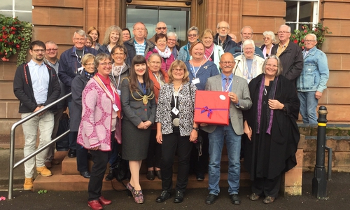 Gruppenbild mit der Bürgermeisterin Tracy Little vor dem Dumfries and Galloway Council. Foto: Dumfries Friends