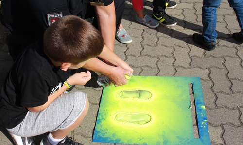 Die Polizei besprühte Fußwege mit Hinweissymbolen in Form von kleinen Füßen. Symbolfoto: Archiv