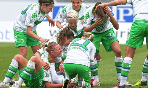 Verspätet werden die Frauen des VfL für ihren Double-Gewinn geehrt. Foto: Agentur Hübner