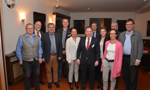 Ein Teil der Mitglieder kam zur Jahresversammlung des Beraternetzwerks E&Z ins Herzog Heinrich am Schützenhaus, ganz vorn der Vorsitzende, Michael Schmitz (Mitte). Foto: Verein