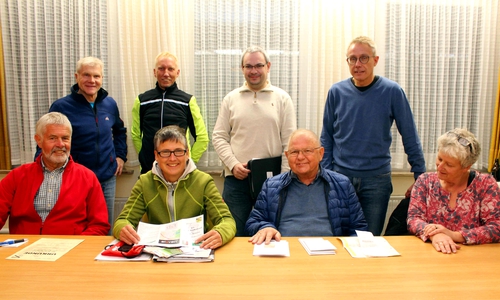 Hintere Reihe von links: Uwe Kuhlmann, Stefan Michalik, Niels Neumann, Werner Bothe. Sitzend von links: Manfred Ciomek, Bettina Börgmann, Horst Neumann undCarmen Michalik. Foto: Bernd-Uwe Meyer
