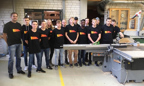 Obermeister Michael Braun (1. von rechts), die Auszubildenden des 2. Lehrjahres
und Berufsschullehrer Timm Strübing (1. von links). Foto: Tischler-Innung Gifhorn-Wittingen-Wolfsburg 